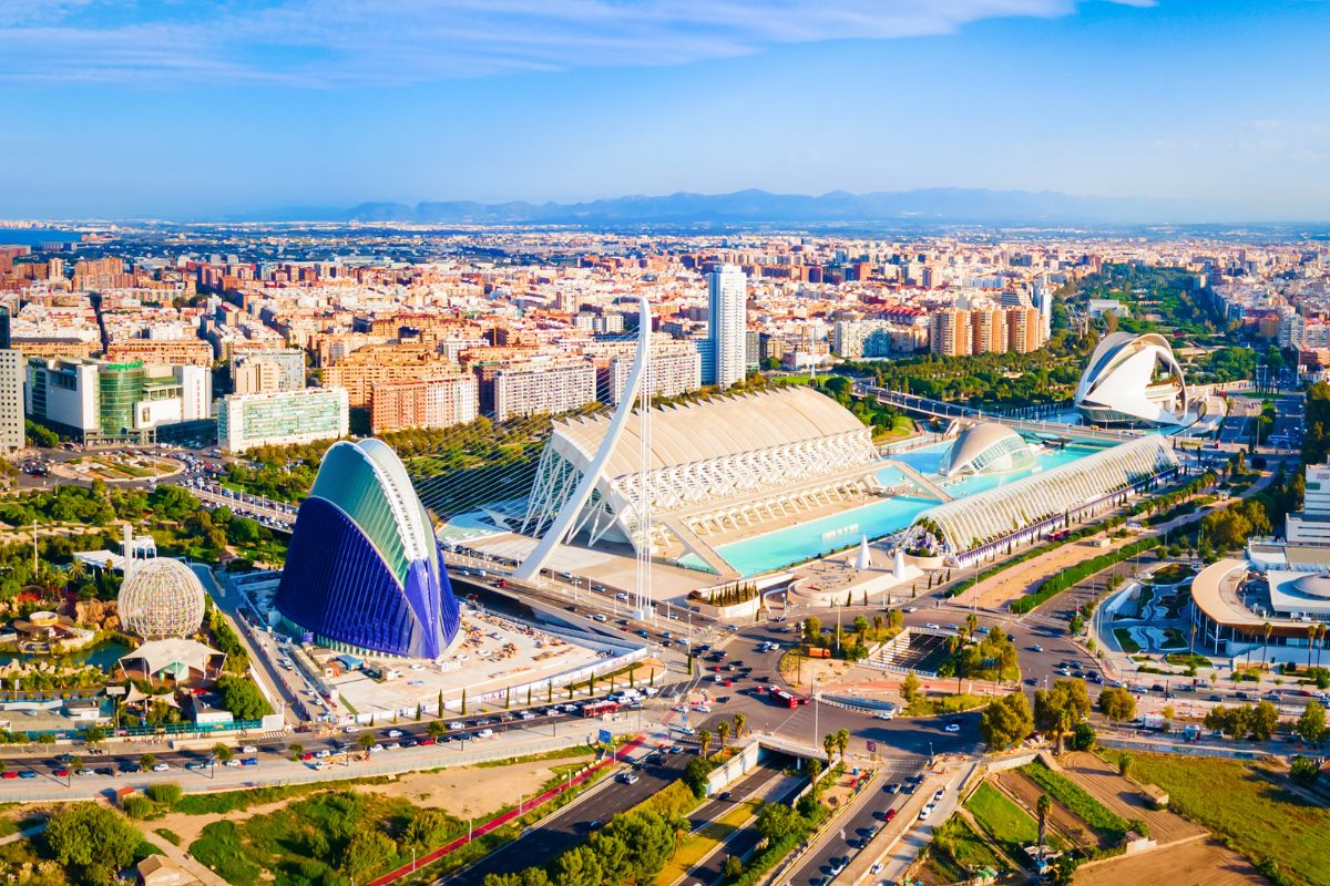 Spiaggia della Malvarrosa a Valencia, sabbia dorata e lungomare