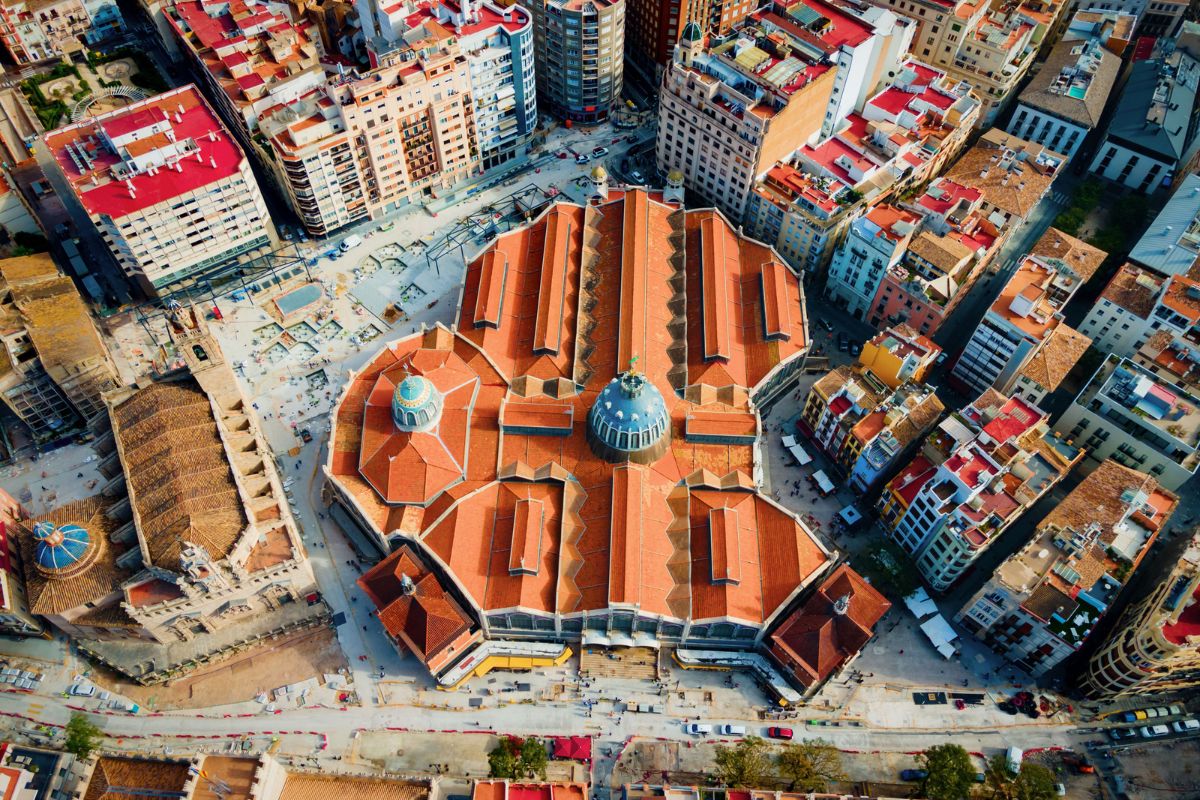 Mercato Centrale di Valencia, edificio modernista con banchi di specialita