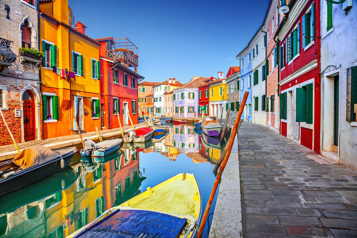 Burano, isola dalle case colorate nella laguna di Venezia