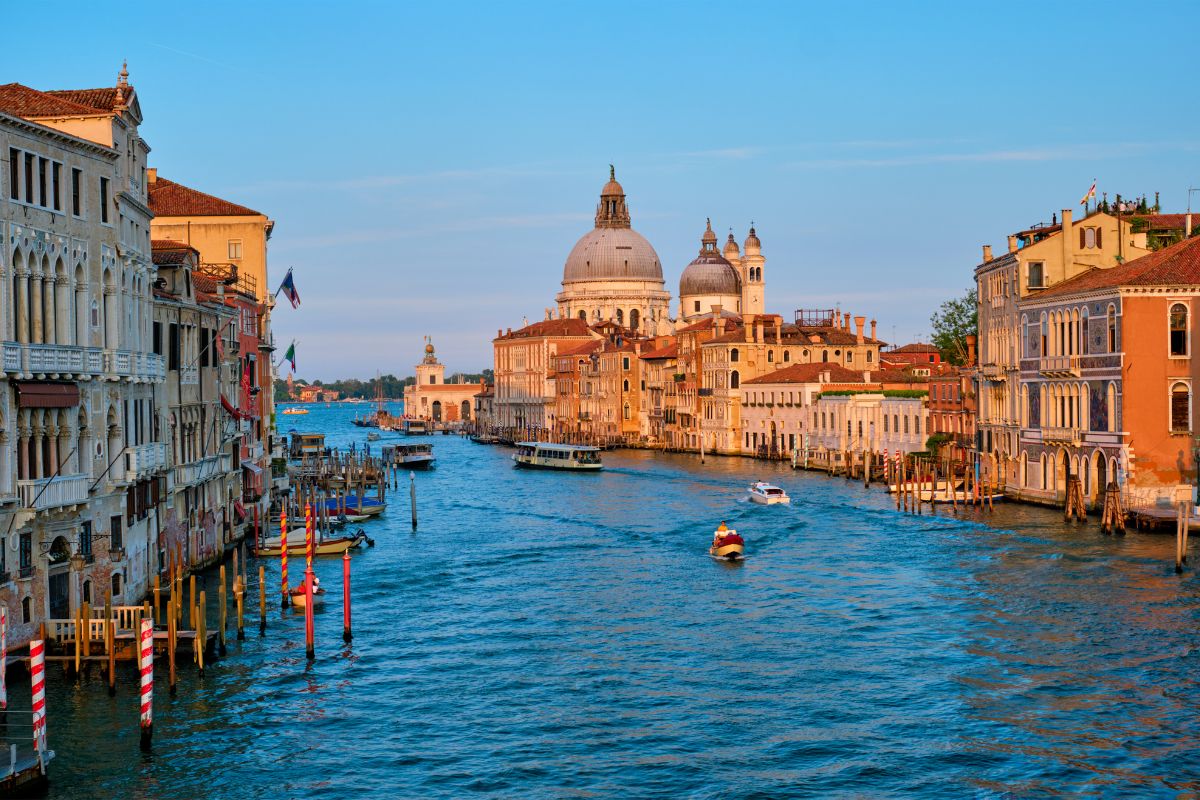 Canal Grande a Venezia con i palazzi gotici affacciati sull'acqua
