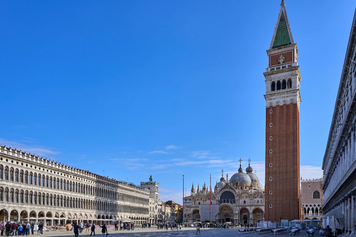 Piazza San Marco a Venezia con la Basilica e il campanile