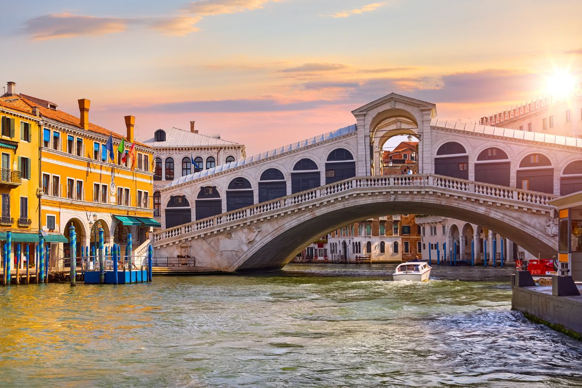 Ponte di Rialto a Venezia, ponte in pietra bianca sul Canal Grande
