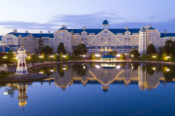 OFFERTA Disney's Newport Bay Club Disneyland Paris | Hotel 4 Stelle sul Lago, Stile New England