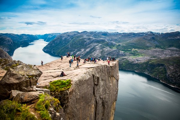 Offerta Nel Cuore dei Fiordi: Tour Avventura Norvegia 8 Giorni con Preikestolen, UNESCO Nærøyfjord e Treno Flamsbana Leggendario